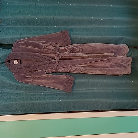 Robe - Picture 2 of 4